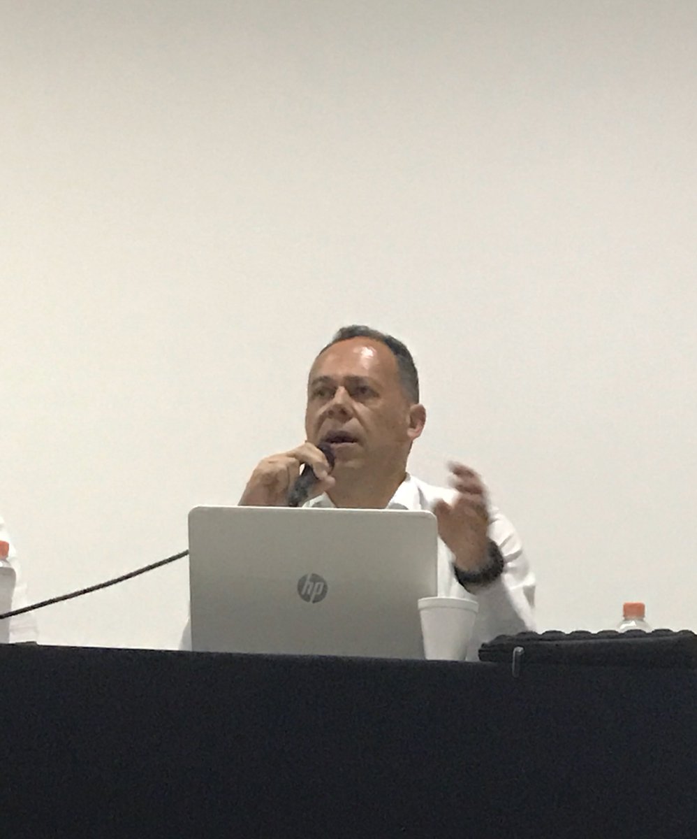 AnaGabyAguilar's tweet photo. Dr. Miguel @OntiverosAlonso participa en la 2ª Jornada Internacional de la @Unimodelo con el tema: Compliance Policial y Proceso Penal. Como siempre un gusto recibirle en su casa 👏🏻👏🏻👏🏻 la Universidad Modelo https://t.co/84EASIeA7B