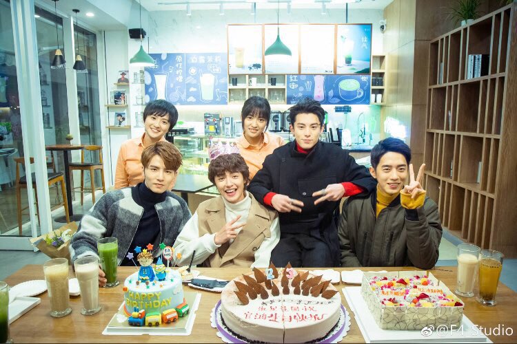 โฟกัสที่หน้าเยว่ๆ🤣หนูลู๊ก!ไม่ต้องอิจฉา เดือนหน้าก็ตาหนูละ! แม่รอจุดพลุ🎉
พอถึงคิวหนูก็เอาคืนเลยจ้า เอางิให้ 4หนุ่มF4จุ๊บแก้มหนูวนไป😝👌🏼อ่ะเครไม๊คะ!?555🙈🙊💓
:
HBD 🎂🎁 to #DarrenChen 
:
#ShenYue #沈月 #DylanWang #王鹤棣 
#MeteorGarden2018 #F42018
#流星花园 #รักใสใสหัวใจสี่ดวง