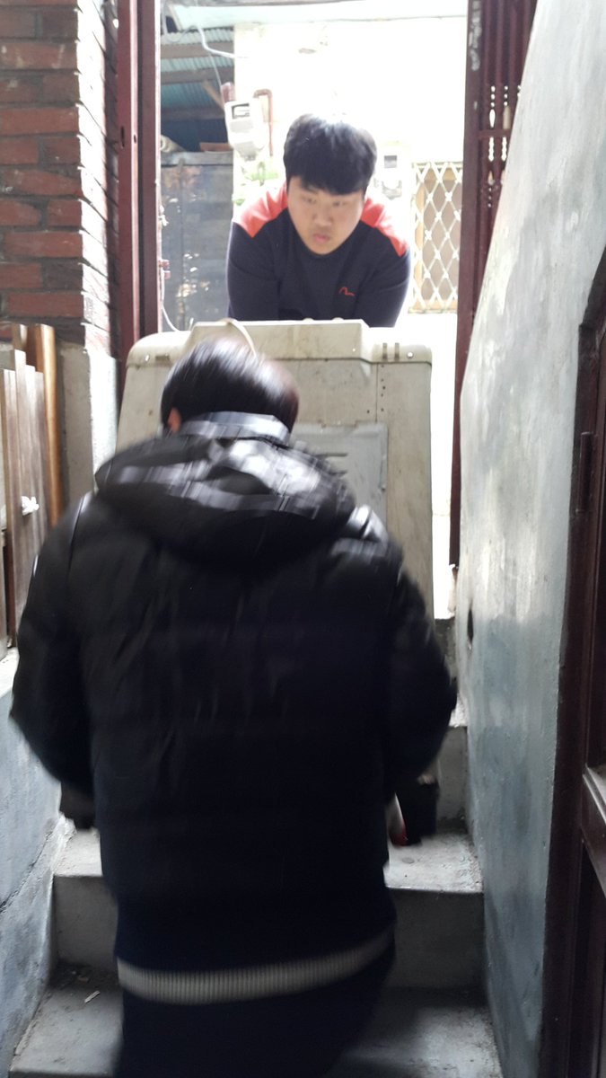 8hXdWX5CTYCvmXm's tweet photo. #태평4동 거주 독거노인 어르신의 요청으로 #복지 담당 포함 주민센터 직원들이 방문하여 혼자 힘으로 처리 불가능한 폐가전 처리를 도왔습니다. 
만족스런 처리가 되어 바쁜 일정속이지만 시민의 편의를 위해 봉사하는 의미있는
 시간이었습니다. https://t.co/PkZodFpGRd