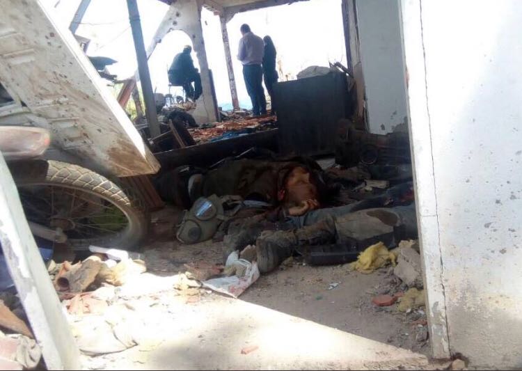 Clara muestra de la masacre que llevó a cabo este criminal RÉGIMEN de la mano de sus esbirros asesinos. Crimen de guerra ante personas rendidas y dispuestas a negociar su entrega. No eran terroristas, no eran asesinos, no eran narcotraficantes como asi son los de la tiranía.
