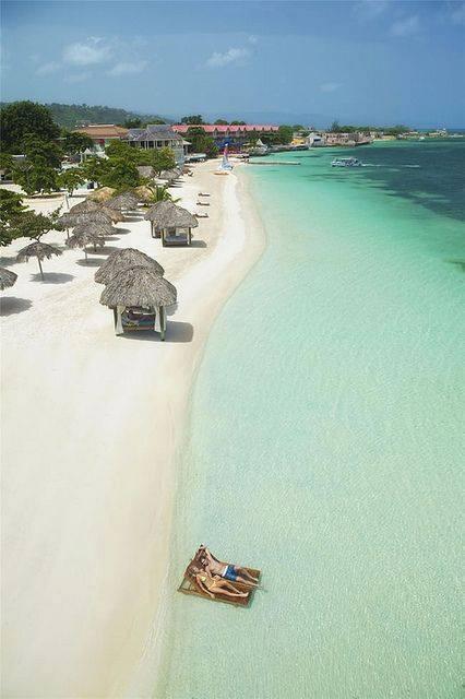 NationalGeograC's tweet photo. Bahía de Montego, Jamaica https://t.co/bOrrGXrvv7