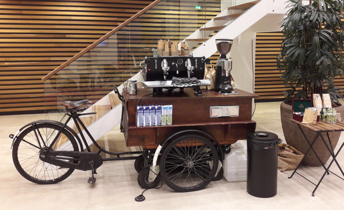 AletteBeerling's tweet photo. Lekkere koffie en zelf je smoothie fietsen bij de Vitaliteitsweek @TauwNL ! https://t.co/6uuXWneJYE