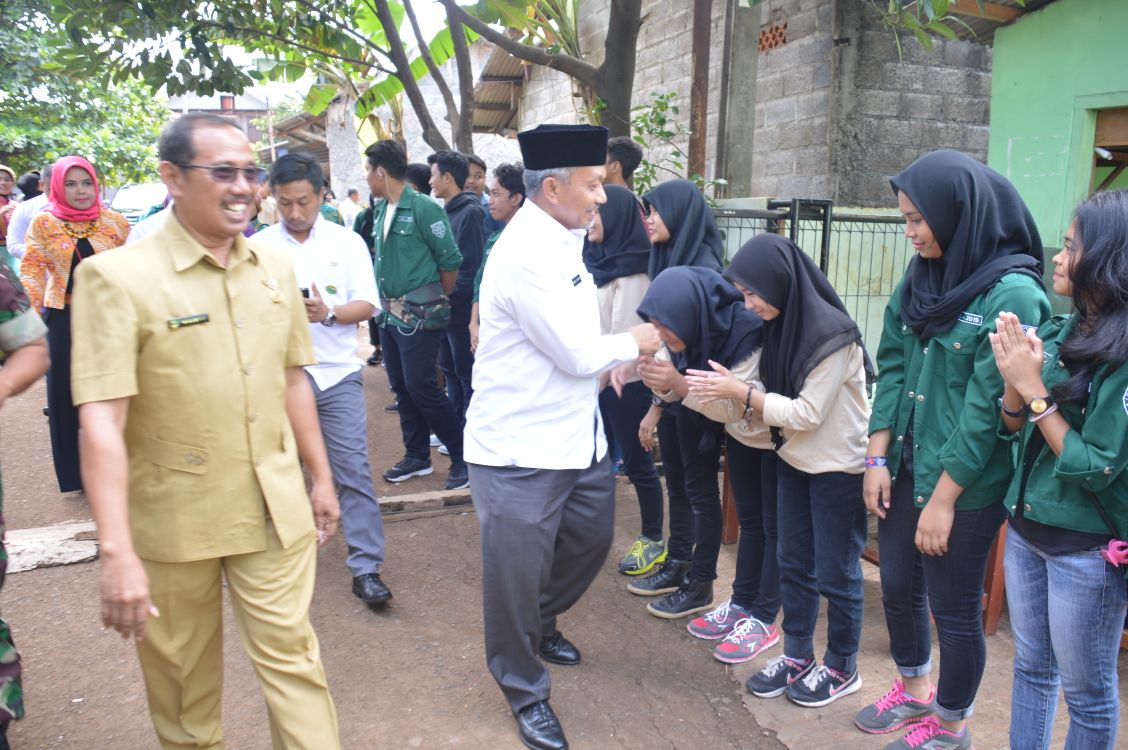 humasbekasikota's tweet photo. Wakil Walikota Bekasi H Ahmad Syaikhu mengucapkan selamat atas bertambahnya usia ke-7 SMAN 17 Kota Bekasi saat hadir di SMAN 17 Cikunir Bekasi Selatan, Selasa, (16/1/2018) @syaikhu_ahmad @pemkotbekasi https://t.co/yjU03LLoIM