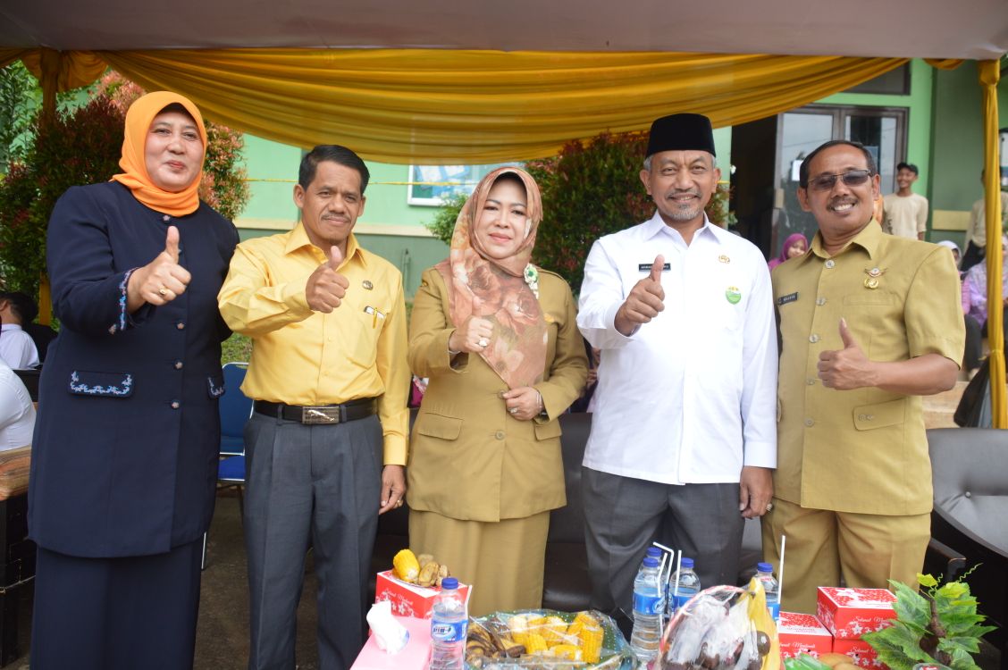 humasbekasikota's tweet photo. Wakil Walikota Bekasi H Ahmad Syaikhu mengucapkan selamat atas bertambahnya usia ke-7 SMAN 17 Kota Bekasi saat hadir di SMAN 17 Cikunir Bekasi Selatan, Selasa, (16/1/2018) @syaikhu_ahmad @pemkotbekasi https://t.co/yjU03LLoIM
