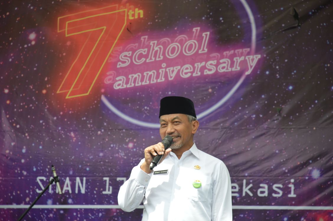 humasbekasikota's tweet photo. Wakil Walikota Bekasi H Ahmad Syaikhu mengucapkan selamat atas bertambahnya usia ke-7 SMAN 17 Kota Bekasi saat hadir di SMAN 17 Cikunir Bekasi Selatan, Selasa, (16/1/2018) @syaikhu_ahmad @pemkotbekasi https://t.co/yjU03LLoIM