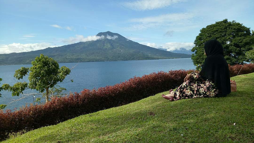 nyimaswulandari's tweet photo. Selamat sore dari Danau Ranau, OKU Selatan, Sumatera Selatan, Indonesia.

Ada yg berwisata atau pulang kampung saat libur panjang kemarin.

Photo by : @murni.dudidam

#PesonaSriwijaya
#PesonaIndonesia
#GenPISumsel
#WonderfulIndonesia 
#WonderfulSriwijaya
#ExploreYourSouthSumatra https://t.co/hlABCsEZD2