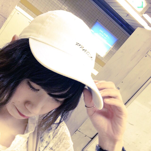 Rena 帽子女子 Auf Twitter 私のsnsでたびたび登場するこの白いキャップ Praiseってミクスチャーのバンドのキャップ なんです すっごいシンプルで大きめなデザインなのでどんな髪型でも被りやすいからお気に入り 帽子女子 キャップ女子 Model Raviy専属 Rena 帽子女子 Auf Twitter 私のsnsでたびたび登場するこの白いキャップ Praiseってミクスチャーのバンドのキャップ なんです すっごいシンプルで大きめなデザインなのでどんな髪型でも被りやすいからお気に入り 帽子女子 キャップ女子 Model Raviy専属