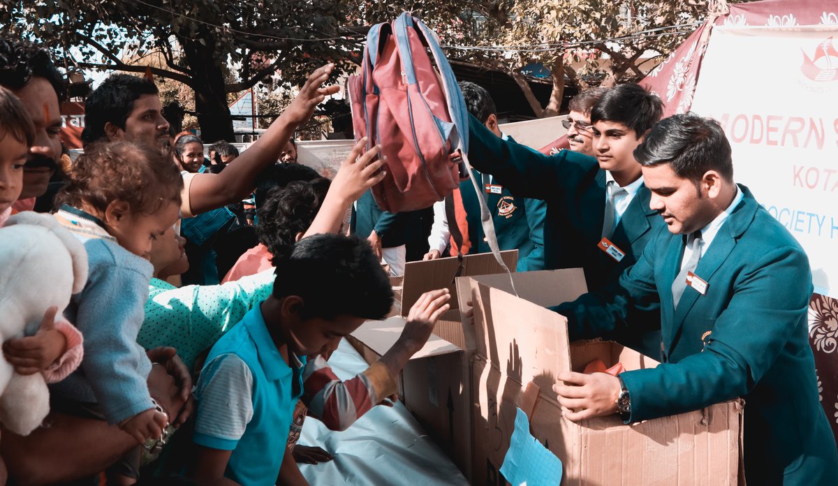 Modernschool73's tweet photo. Small acts when multiplied by millions of people can transform the world . 
We at Modern School believe in beginning the year by spreading smiles on the faces of others . ✨
#BeyondImagination #NewYearDonation #Navahsa https://t.co/YTd8RwPO67