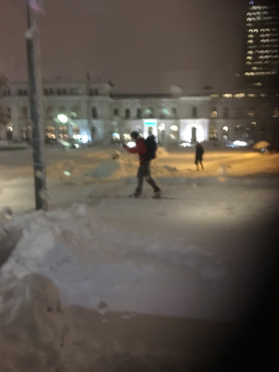 Ikke ofte man ser folk på ski forbi Oslo S kl 8 på morgenen #snøkaos