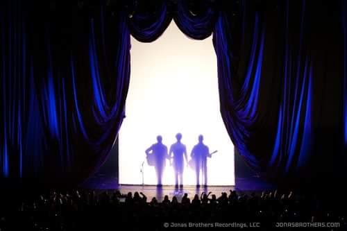 FaannYeeS's tweet photo. Maybe we can try one last time...
#OhMyJonas #JonasBrothersIsBack #JonasBrothers #JonasBrothersReunion  #JonasBrothersLove https://t.co/5kbpKlBcCj