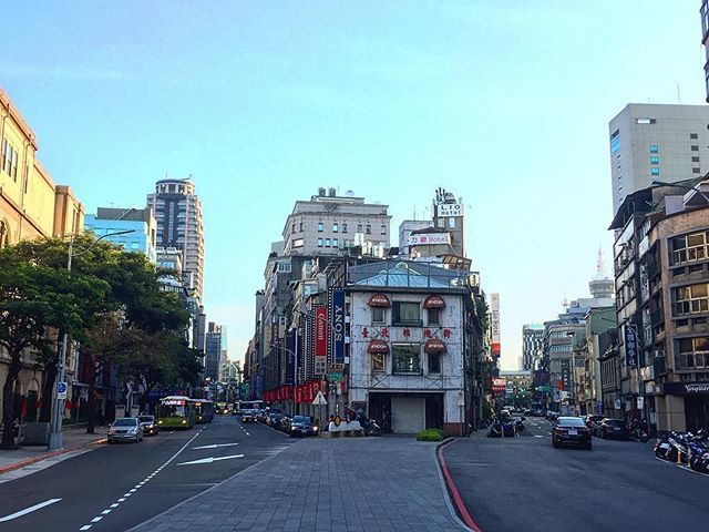 divinehumangrid's tweet photo. Sometimes, we need to take a step back to remember the city you grew up in has its own beauty. 🇹🇼#taipeicity #taiwan #home #taiwanisacountry
.
.
#cityscape #citylife #traveltaipei #traveltaiwan #travelasia #theheartofasia #streetphotography #streetvi… https://t.co/N4kWVGO3oB https://t.co/vnSgLwNXW5