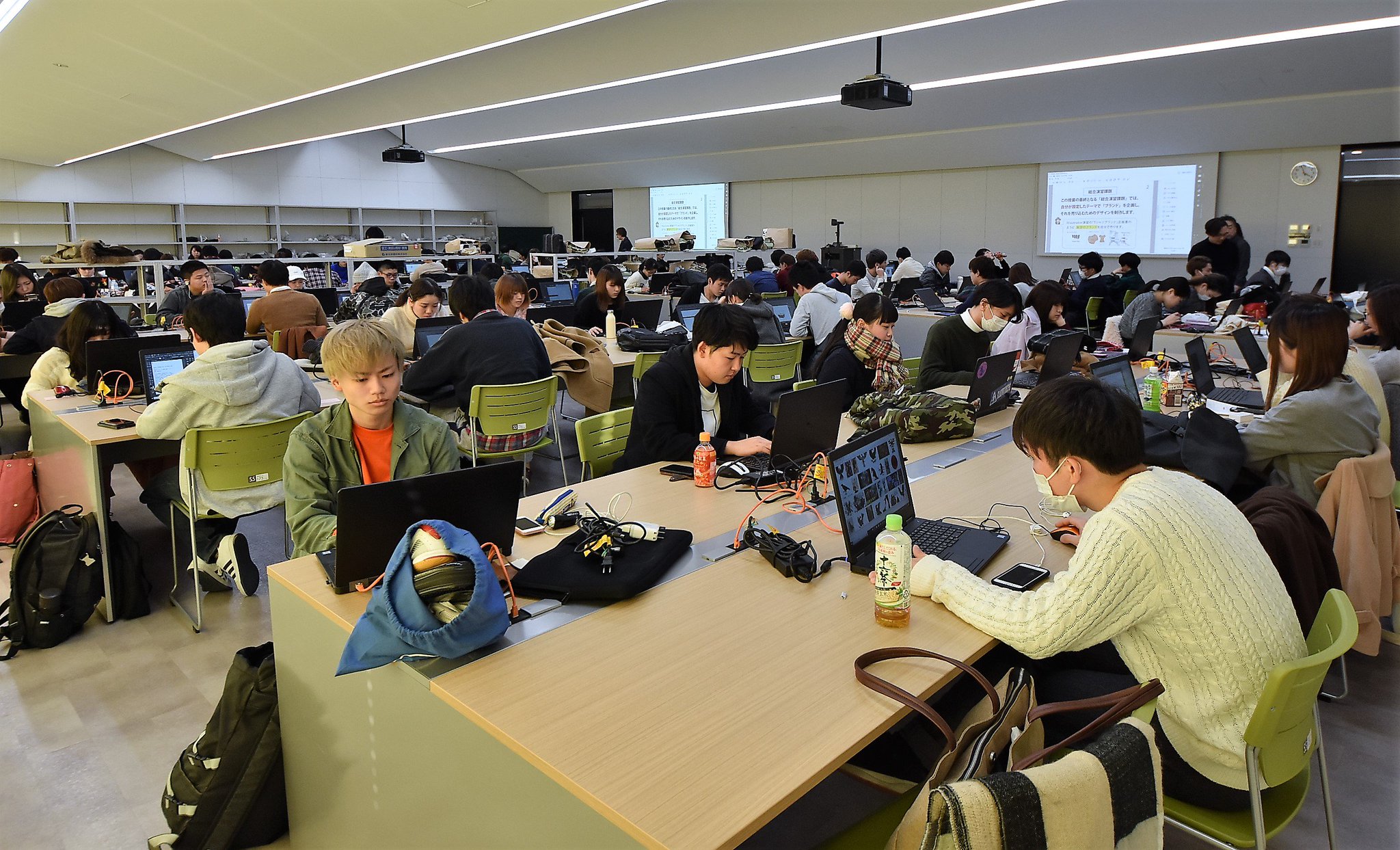 京都美術工芸大学 コンピュータデザイン演習 1年生後期 の授業風景です 1人1台のノートパソコンで 一斉に授業が行われています 京都美術工芸大学 Kyobi コンピュータデザイン演習 京都美術工芸大学 コンピュータデザイン演習 1年生後期 の授業風景です 1人1台のノートパソコンで 一斉に授業が行われています 京都美術工芸大学 Kyobi コンピュータデザイン演習