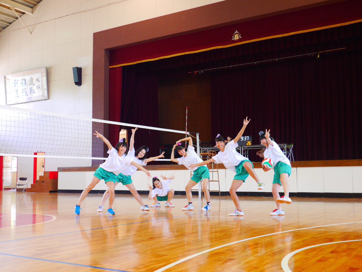 ririka6_43's tweet photo. あけおめ!!!
ほんと高校3年間あっという間すぎて死にそ、ってのは嘘やけどサビシイ🤭
ってことでUNOしまくろうぜ!!!!! https://t.co/IfxQBz2mcA
