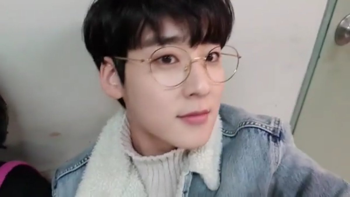 ipanco's tweet image. Oh~~~😍😍 @Kevinwoo91 with the eyeglasses😇👓 👍💙ㅁ💙👍