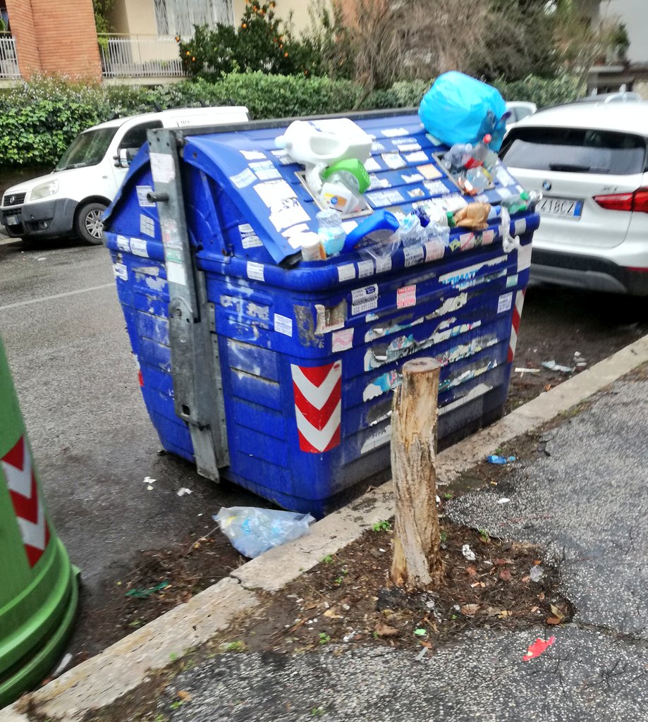Via NS di Lourdes #Municipio13. Questo cassonetto della plastica è da Capodanno che non viene svuotato. @Lavoratori_Ama se avete possibilità verificate.