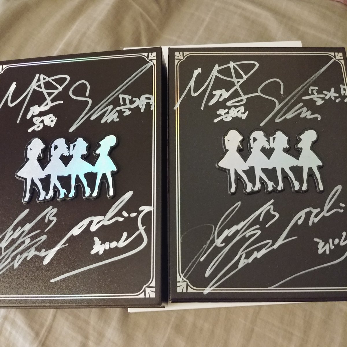 verenamac's tweet photo. Omg it came!!! Full member signed Moosical. I was only expecting one signature! ㅜㅜㅜㅜㅜㅜ 😭😭😭 마마무 사랑해요 #mwave #signed #moosical  #Mamamoo #Solar #Moonbyul #Wheein #Hwasa #feellikecrying https://t.co/1krhGO4Nqy