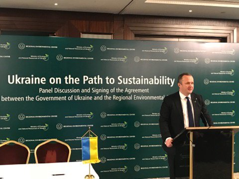 LinkUkraine's tweet photo. Ostap SEMERAK, Minister of Ecology and Natural Resources of Ukraine, welcomes REC representation in Ukraine at the Kiyv conference "Ukraine on the Path to Sustainability" @LinkUkraine @NorwayMFA @RECstream https://t.co/b6y2j1rUU6