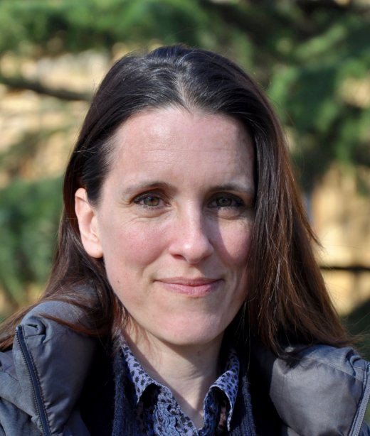 #Facebook : priorité aux contenus partagés par la famille et les amis ? «Un joli emballage cadeau, mais on sait bien qu'il y a derrière des stratégies purement économiques» constate Nathalie Pignard-Cheynel, prof. @AJMunine dans @InaGlobal  bit.ly/2EIMBVV