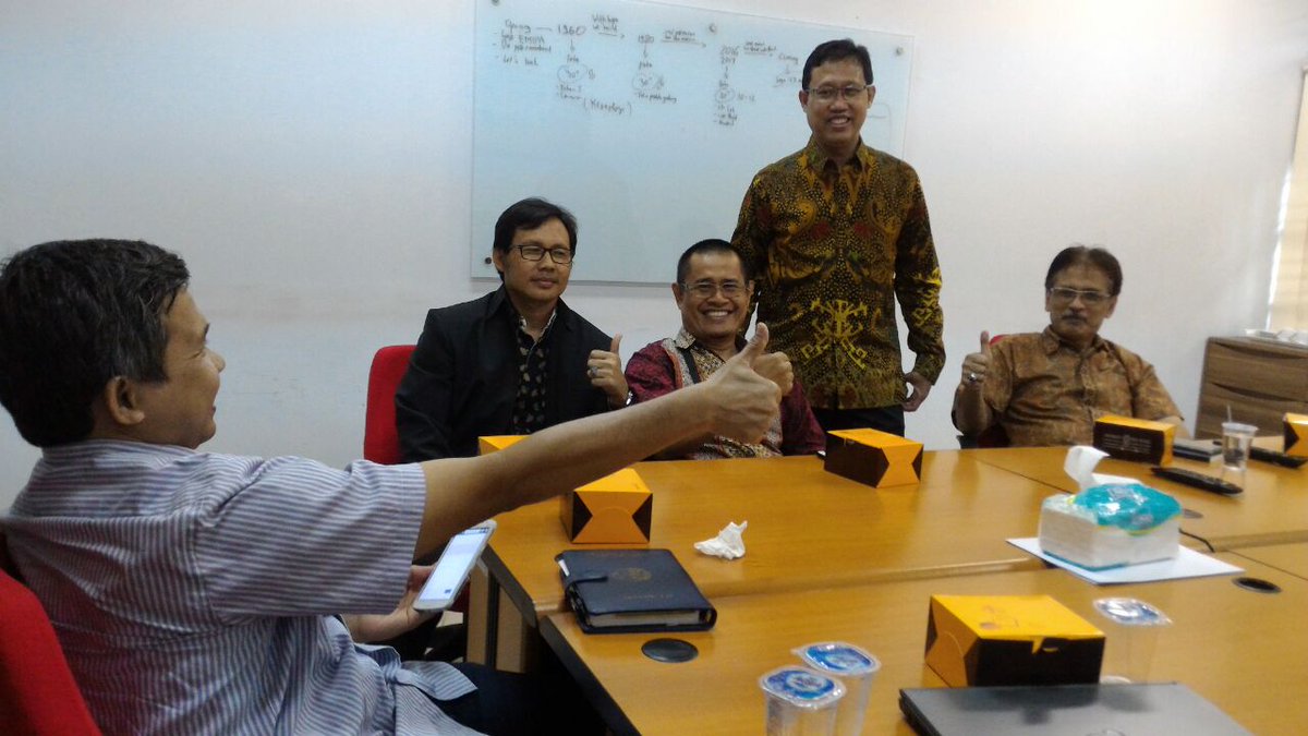 Nananoer1's tweet image. Rapat perdana bid akademik dengan Wadek 1 #fmipaui yg br dilantik Dr. Techn. Djoko Triyono. Good luck Pak Djoko 💪💪