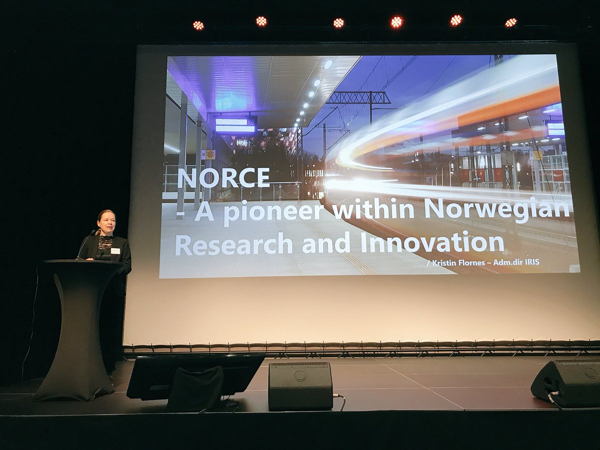 Abelia_NHO's tweet image. IRIS-sjef @kristin_flornes presenterer det nye forskningsinstituttet #NORCE på møte med Rogalandsbenken på #solamøtet2018. Instituttet skal være en motor i omstillingen som sør- og vestlandet står ovenfor. Vi i Abelia gleder oss til et godt samarbeid!
