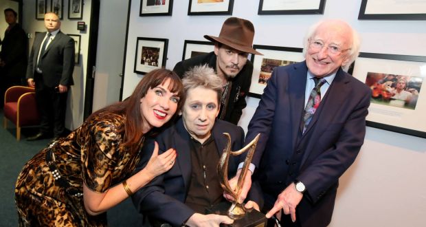 irishtimesvideo's tweet photo. ► VIDEO: President Michael D. Higgins has presented Shane McGowan with a lifetime achievement award at a star-studded gala for the singer's 60th birthday #Shane60 https://t.co/25Sx6NvmAD https://t.co/q3KTB6uIDt