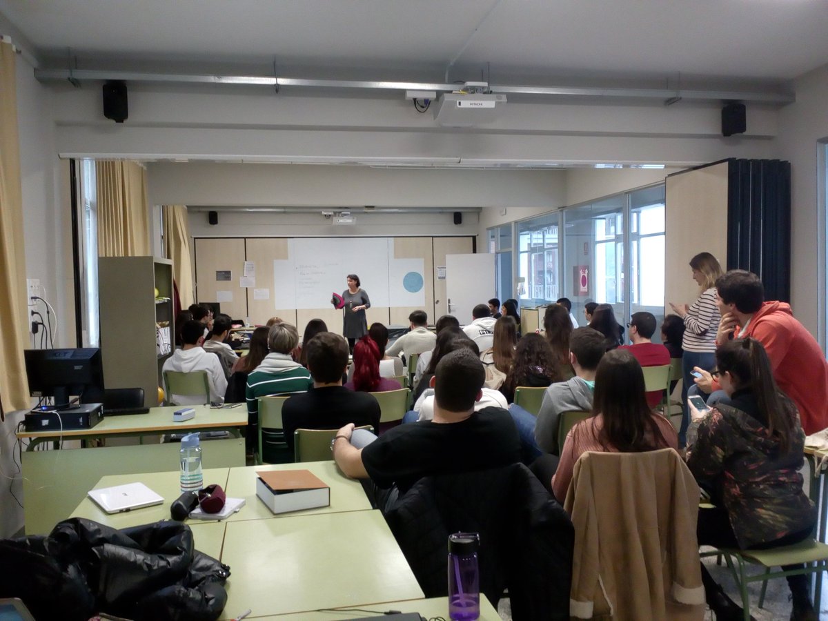 rafaelpilar3's tweet photo. Masterclass de @Carratala de #irudilab a los alumnos/as de Marketing en @SJCalasanz explicando su futuro como KNOWMADS...nómadas del saber y TALENTO!!! Impresionante el lujo!!! Zorionak!!! https://t.co/rdZc1jJ0oC