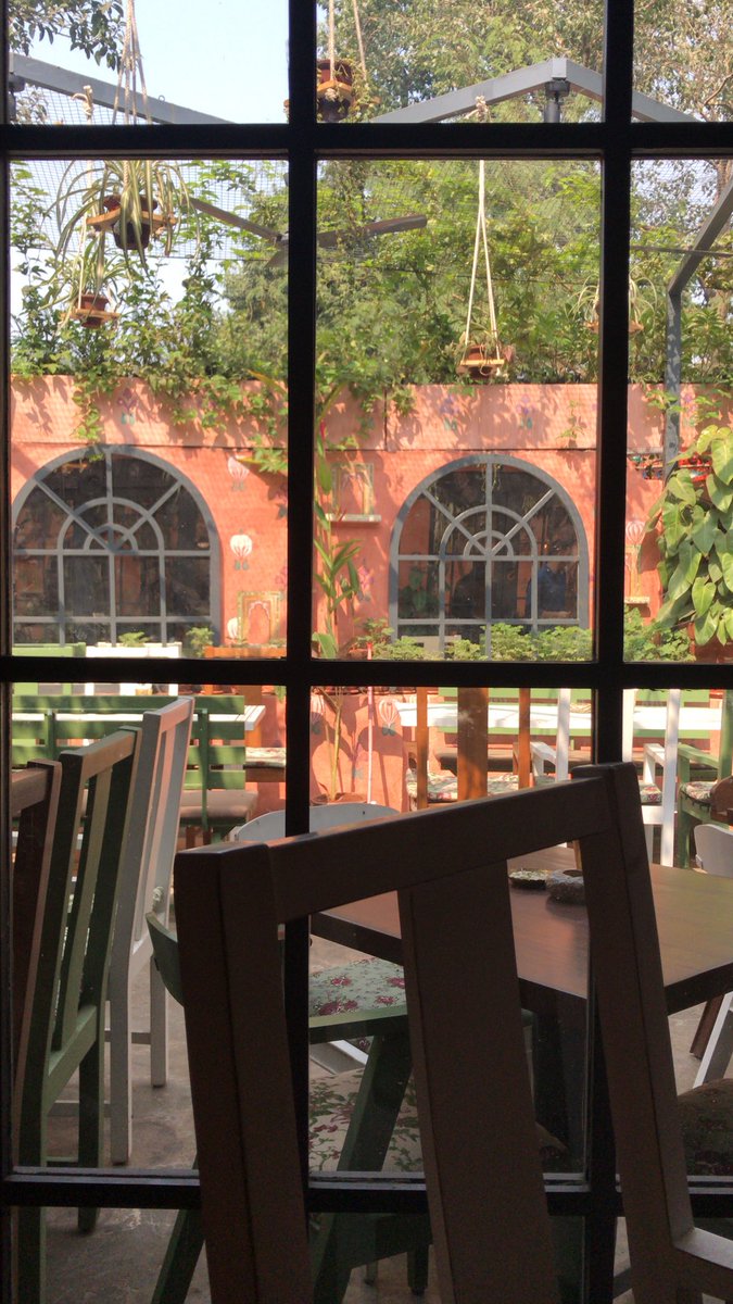 Saburbanette's tweet photo. If you’re a fan of South Indian cuisine, this is a must visit. #tanjoretiffinroom in Versova. Right next door to #wtf 
Go and thank me later for the reco https://t.co/qd9HrdLPwQ