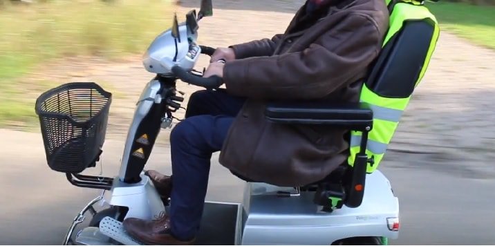 scootmobielweb's tweet image. 12 x #veiliger #scootmobiel rijden. Hoe u als #scootmobilist een #ongeval kunt voorkomen. ow.ly/i1ZH30hMH9h