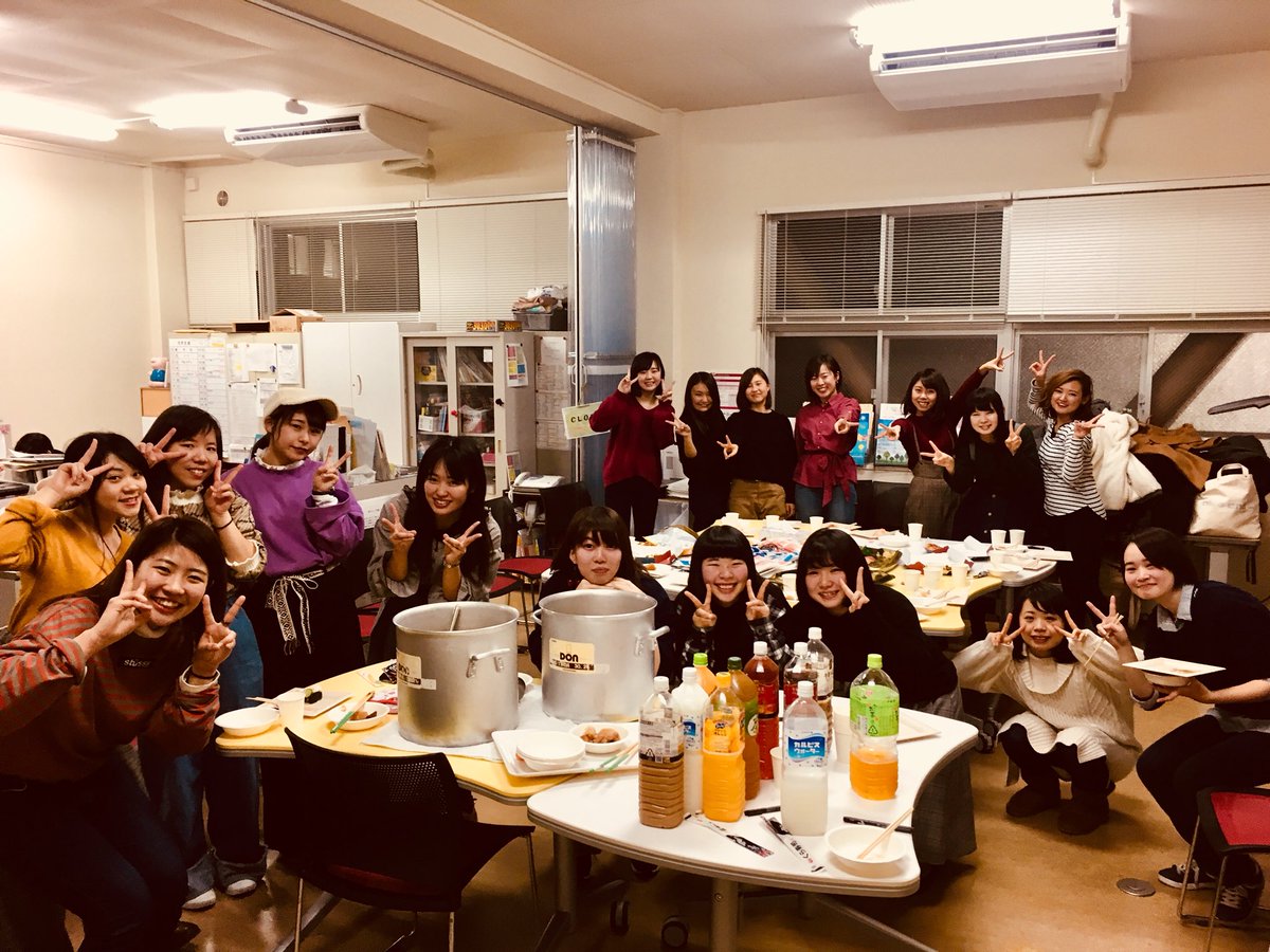 京都光華女子大学 ライフデザイン学科のオープンキャンパススタッフ慰労会開催中 先生お手製おでんから寿司にピザ 先輩から後輩へ そして新しく入学してくる一年生へ 襷は繋がれていきます みんな最高の笑顔 次のオープンキャンパスは3月21日です