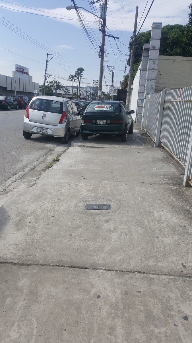 _JFJM_'s tweet photo. @ATMGuayaquil @andresroche  los carros se pueden parquear en la vereda!??? Por favor aclaren mi duda @CTEcuador @ANT_ECUADOR quise pasar con un adulto mayor y casi nos atropellan en la calle porque no pude pasar por ahí https://t.co/ucqbOoE5Gv