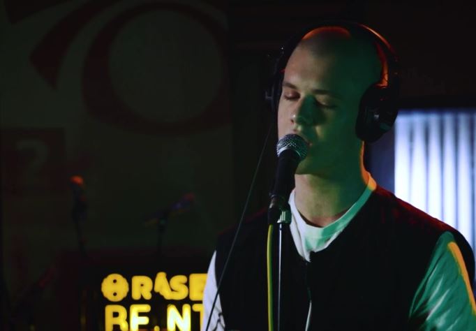 Birnir var gestur Atla Más @RexBannon  í Stúdíói 12 þar sem hann tók lögin „Út í geim“ og „Af hverju“. Hér má sjá og heyra: ow.ly/STHC30hO7kN #RABBABARI #Rás2