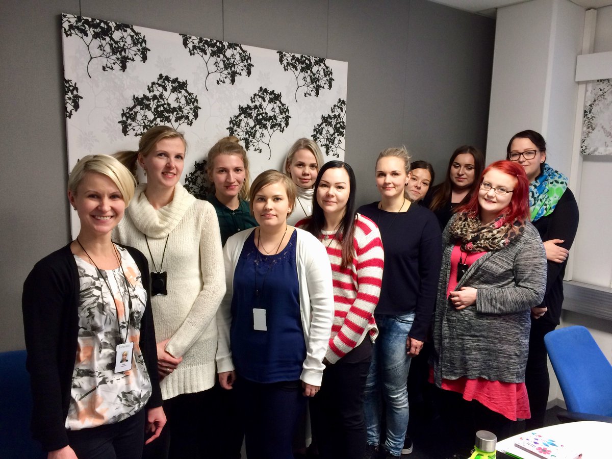 S_Pankki's tweet photo. Terveisiä Kajaanista! Tässä on tuore palveluneuvojatiimi, joka aloitti työnsä viikko sitten. Asiakaspuheluita on otettu vauhdilla vastaan ja kaikilla on fiilis korkealla. Tervetuloa #SPankki-jengiin! 💚 https://t.co/EgvS0ogoQV