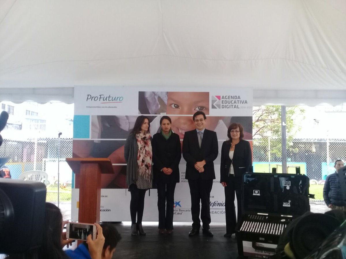 monireinoso's tweet photo. En esta mañana fría y con el cariño de los niños de la UE Bolivia se entregó el primer kit del proyecto “Agenda Educativa Digital” conjuntamente con Fundación Telefónica. https://t.co/L0Tvu5KRmE