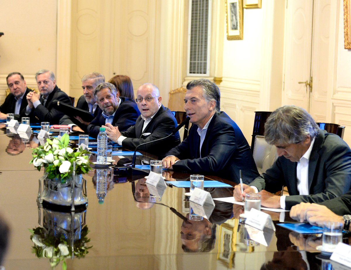 mauriciomacri's tweet photo. Esta mañana tuvimos una nueva reunión de gabinete en la Casa Rosada https://t.co/ksm4nv7fhm