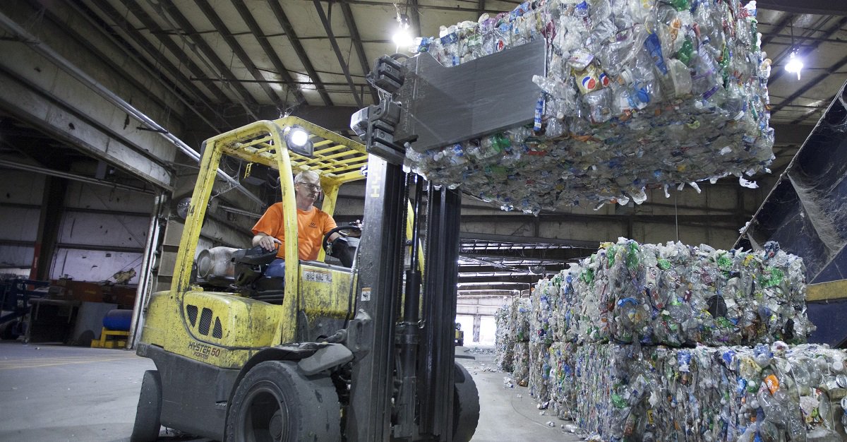MohawkGroup's tweet image. Honored to be included on @Newsweek's '500 Greenest Companies in the US' and as the only flooring manufacturer to make the list!  Did you know we recycle approximately 5.5 million plastic bottles each year? Learn more here, 

bit.ly/2CRLyCg