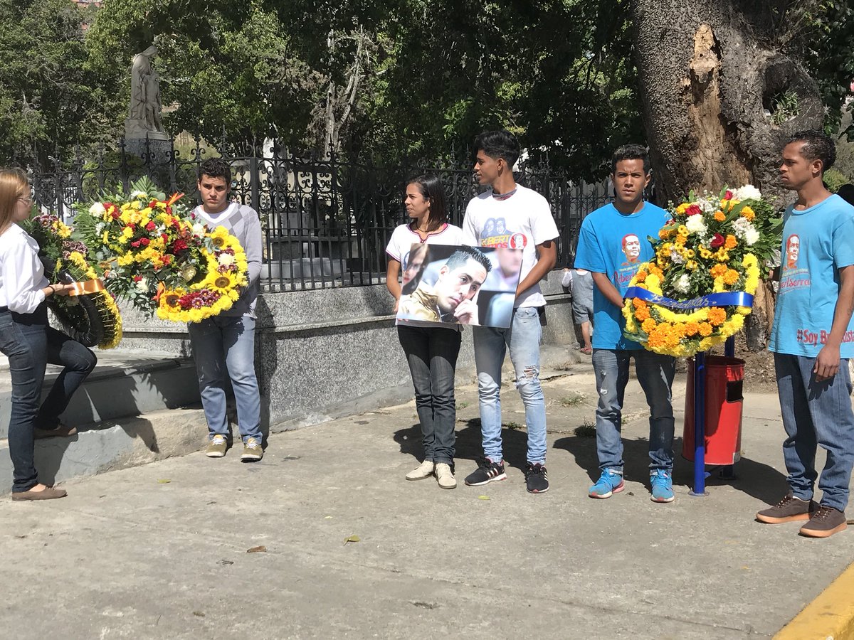 AngeloRivasVen's tweet image. Desde el Cementerio General del Sur, los que enarbolamos las banderas de nuestro hermano #RobertSerra los que decidimos hacer irreversible la Revolución Bolivariana, estamos junto a él y su Familia, celebrando la Vida y el cumpleaños de nuestro #RobertLealtadChávez