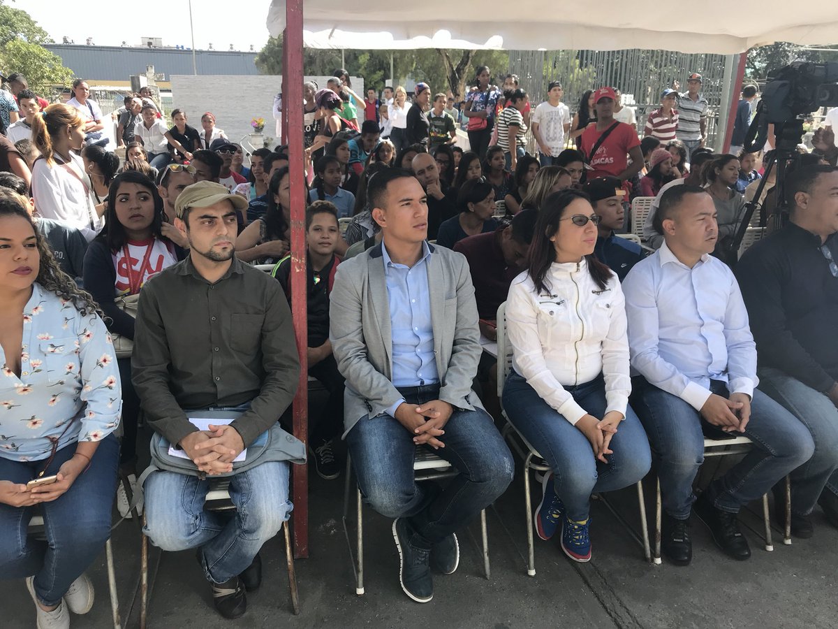 AngeloRivasVen's tweet image. Desde el Cementerio General del Sur, los que enarbolamos las banderas de nuestro hermano #RobertSerra los que decidimos hacer irreversible la Revolución Bolivariana, estamos junto a él y su Familia, celebrando la Vida y el cumpleaños de nuestro #RobertLealtadChávez