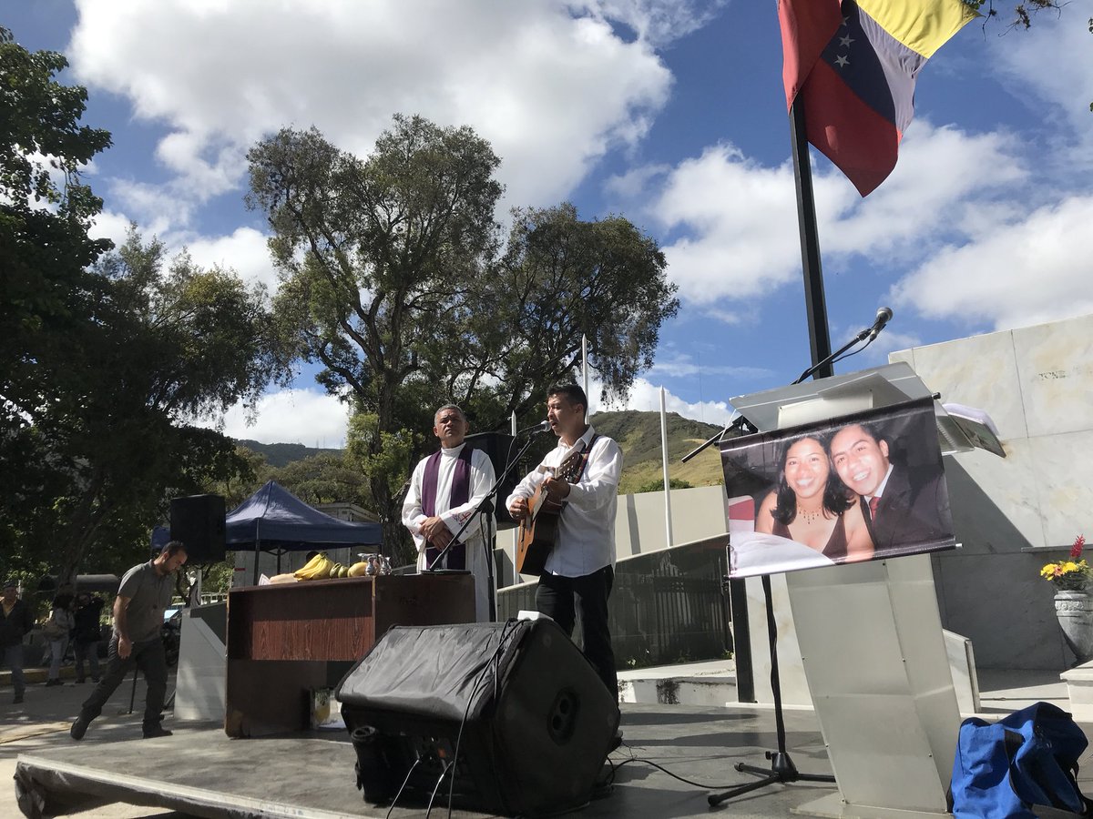 AngeloRivasVen's tweet image. Desde el Cementerio General del Sur, los que enarbolamos las banderas de nuestro hermano #RobertSerra los que decidimos hacer irreversible la Revolución Bolivariana, estamos junto a él y su Familia, celebrando la Vida y el cumpleaños de nuestro #RobertLealtadChávez