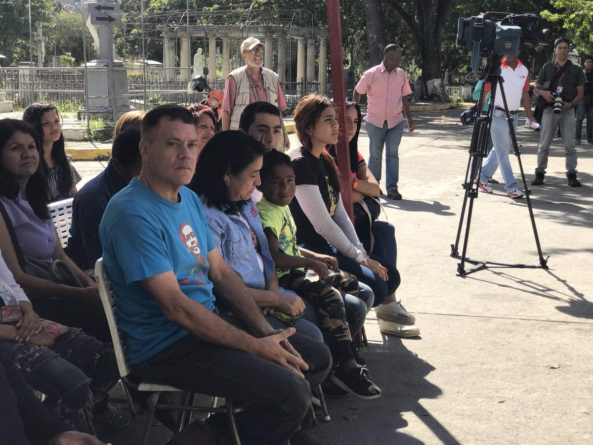 AngeloRivasVen's tweet image. Desde el Cementerio General del Sur, los que enarbolamos las banderas de nuestro hermano #RobertSerra los que decidimos hacer irreversible la Revolución Bolivariana, estamos junto a él y su Familia, celebrando la Vida y el cumpleaños de nuestro #RobertLealtadChávez