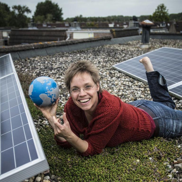 HIERklimaat's tweet photo. Iris heeft zich sterk gemaakt om haar huurhuis in Zwolle aardgasvrij te maken. Vaak mag dit niet zomaar van een woningbouwcorporatie. Toch deed ze het, en met succes! Hoe heeft zij dit gedaan? https://t.co/msj0d2LGBS https://t.co/ZLTGhCdMt4