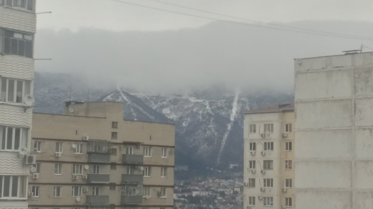 (фотография горного хребта в снегу)