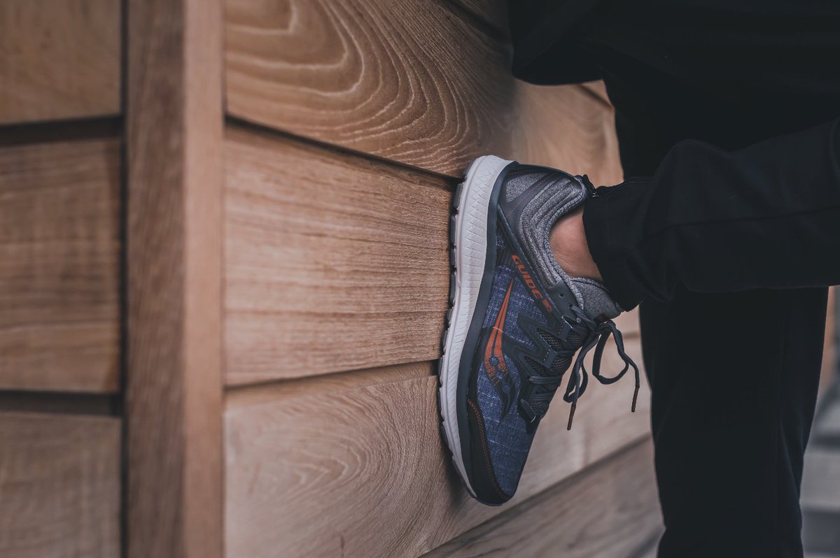 SauconyItalia's tweet photo. Isofit innovativo per un fit superiore, ed il supporto mediale per una transizione più fluida. Guide ISO continua a dettare il ritmo per tutte le stabili. #guideiso #denim #saucony #sauconyitalia #running #lifeontherun https://t.co/9BmLO9JfBf