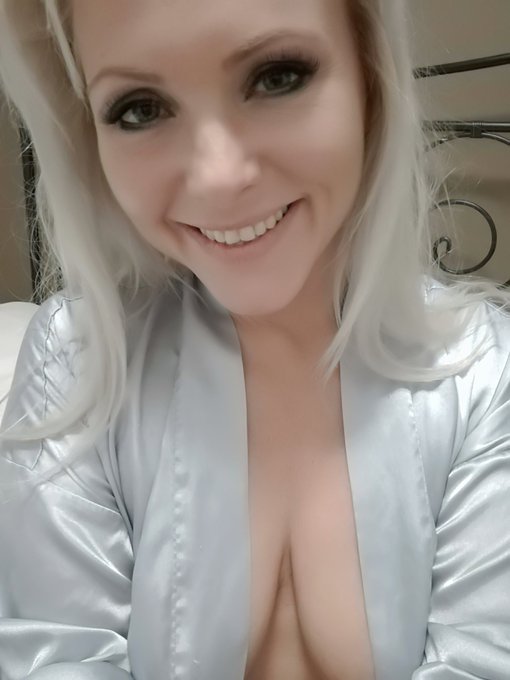 Watch Kathy's leaked NSFW photo on TwXstars