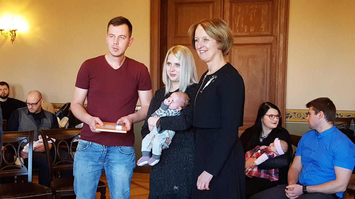 Šogad pirmo reizi Domē pulcējušies paši jaunākie novada iedzīvotāji, lai saņemtu dāvanā sudraba karotīti par piemiņu no dzimtās vietas.