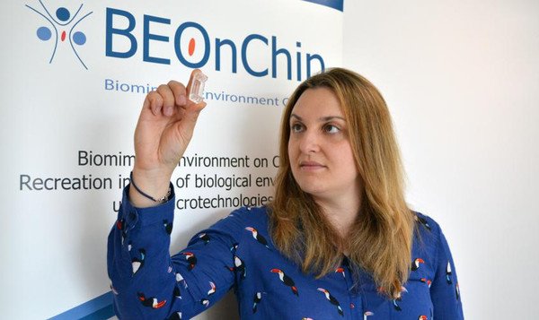 agencia_sinc's tweet photo. La innovación desarrollada por Rosa Monge, cofundadora de   @BeOnChip, está contenida en un chip de plástico en el que se  recrea el ambiente de las células. Sirve para ensayo de fármacos sin utilizar animales de laboratorio https://t.co/KhGRq8heTS https://t.co/x83dacZ2HQ