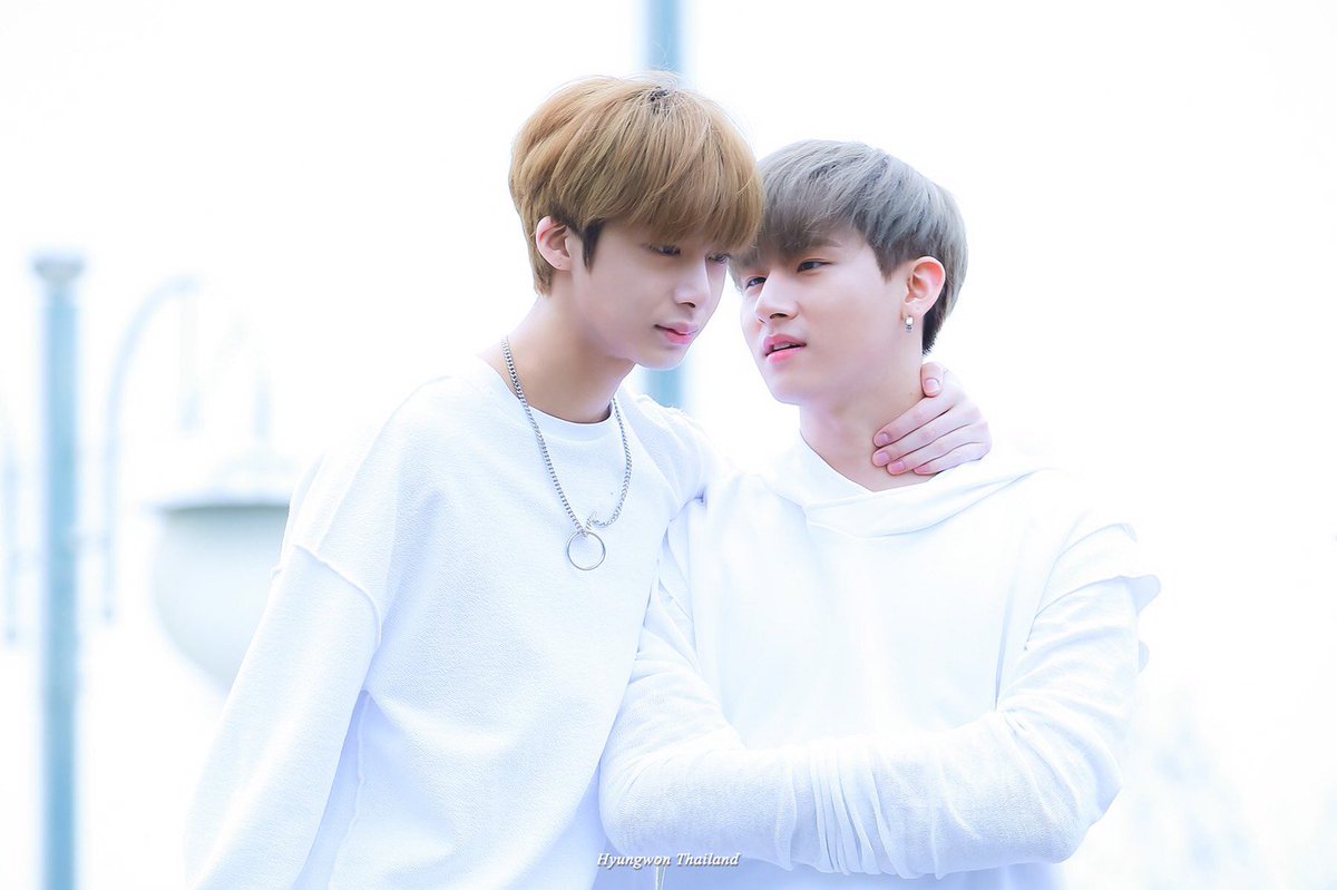 something about Hyungwon touching Changkyun's neck makes me soft af 