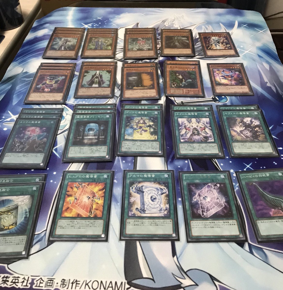 Ikusu Twitterren サイレントマジシャンのスリーブとプレマ届いたからデッキを載せようと思います デッキ内容は沈黙魔導 ただただ沈黙 の魔術師サイレントマジシャンを使いたいだけのデッキ アドバイスとかがあれば嬉しいです