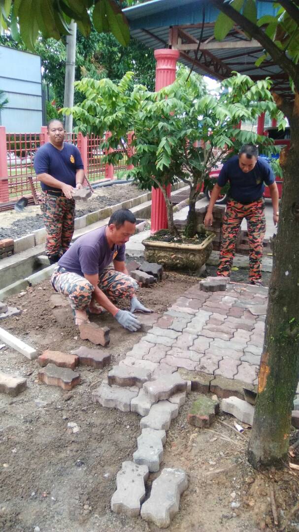 bomba_tm's tweet photo. Pasukan A ,BBP Tanah Merah Kel,Selenggara Landskap Balai.  Hampir Siap  dalam 85% https://t.co/GBMhMyDNtc