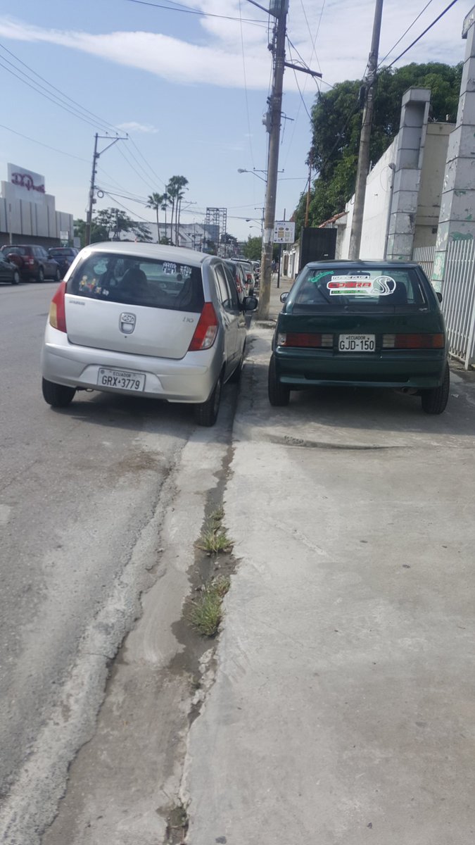_JFJM_'s tweet photo. @ATMGuayaquil @andresroche  los carros se pueden parquear en la vereda!??? Por favor aclaren mi duda @CTEcuador @ANT_ECUADOR quise pasar con un adulto mayor y casi nos atropellan en la calle porque no pude pasar por ahí https://t.co/ucqbOoE5Gv