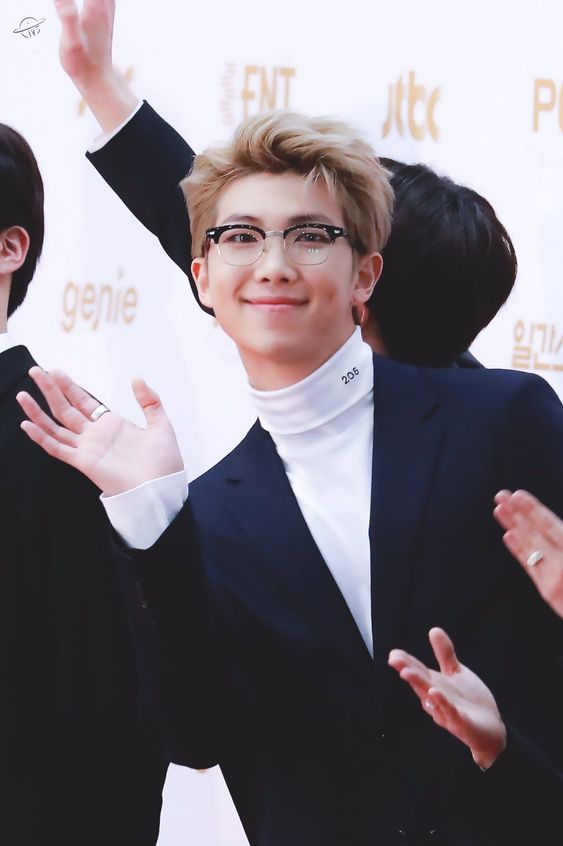 k_wolf_n's tweet photo. #WEWANTNAMJOON
#WELOVENAMJOON
#cuteRM
I like this guy cause he loves ARMY even after those awful words which some of them said and I respect him for all those things he has done and still doing for ARMY and onter members of BTS and also, because he tries to become better for ARMY https://t.co/lTmuhwOokf